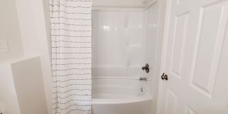 Room in 6 Bedroom Home at Henslowe Dr Gallery 10