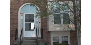 Spacious townhouse, walk to METRO, pool, parking, all you could want! Gallery 3