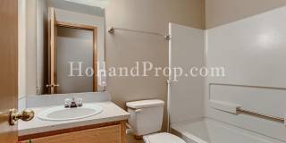 Lovely End unit of a triplex with garage Gallery 12