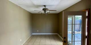 Pet-Friendly 4 Bedroom Home with Fenced Yard & Air Conditioning Gallery 15