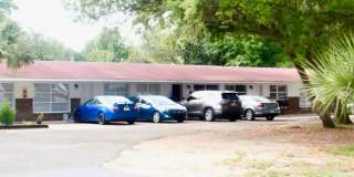 1 Bedroom/ 1 Bath - Walk in Closet & Spacious kitchen and Affordable - Publix minutes away! Gallery 1