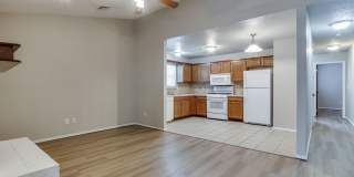 2 Bed Jack & Jill Bathroom  2 Car Garage With Office In The Heart of Yukon! Gallery 8