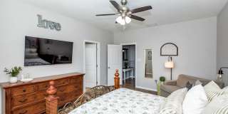 4 BEDROOM POOL & SOLAR HOME! Gallery 21