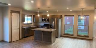 Beautiful 3 Bed, 2.5 Bath Large Townhome Gallery 1