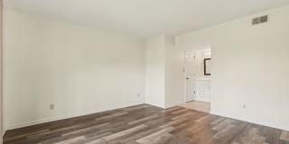 Must see 1st floor, end unit with lots of natural light in St Lucie Gardens. Gallery 13