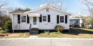 Cozy 3 Bedroom Downtown Apex Home Gallery 1