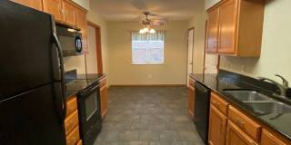 3 bed 2 bath 2 car garage house, freshly repainted Gallery 4