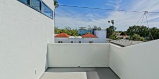 MODERN & BRIGHT. TOP-FLOOR, 4BR3BA HOUSE-LIKE APARTMENT W/ OPEN FLOOR PLAN, 3 DECKS FOR INDOOR/OUTDOOR LIVING & 2-CAR GARAGE JUST BLOCKS TO ABBOT KINNEY, PARK & MINS TO CANALS & BEACH! Gallery 36