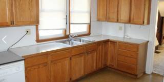 5 bedroom, 2 bath home available in York neighborhood! Gallery 3