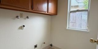 Glen Cove Beauty 3 bed 2.5  bath 2 Story home in established neighborhood Gallery 8