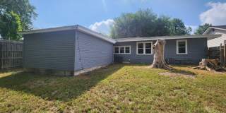 Live in the Heart of Downtown New Braunfels / Covered Front Porch / Carport & Storage / NBISD Gallery 20