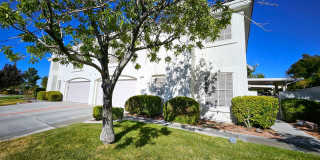 3 Bedroom, 3 Bath Townhouse in Henderson With Community Club House, Pool and Gym Gallery 1