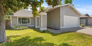 Three Bedroom Two Bathroom Home in Rosemont Gallery 1