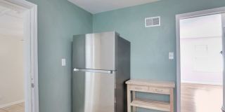 Room in 4 Bedroom Home at Santa Monica Dr Gallery 4