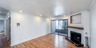 Beautiful Light and Bright 2BD/2BA W/ Private Balcony and In-Unit Laundry in Point Loma! Gallery 1