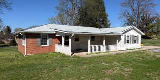 Spacious 3-Bedroom Home with Screened-In Porch and Ample Parking in Cookeville Gallery 1