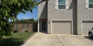 Quiet 3 bedroom/2.5 bathroom duplex! Gallery 1