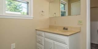409 E 16th - 4Bed/2Bath - Huge Garage Space Included! Gallery 13