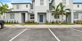 Modern 3-Bedroom Townhome with Private Backyard in Homestead Gallery 1