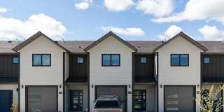 3 Bd / 2.5 Bath Townhome Furnished or Unfurnished Gallery 1