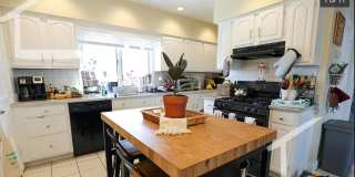 Charming 4 Bedroom-No Broker Fee Gallery 7