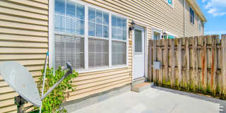 Spacious 2 Bed/2.5 Bath Townhome in POOL CONDO COMPLEX! Gallery 28