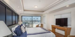 Exquisite Waterfront Gem. Gallery 30