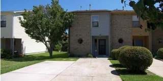 2 Bedroom/ 1.5 Bath Townhome w/ Washer & Dryer Connection Gallery 1