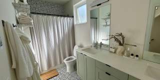 Spacious Ballard Townhome- 2 Bedrooms with Parking Gallery 17