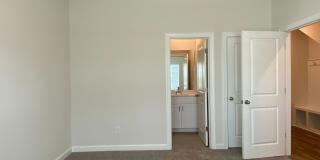 Room in 4 Bedroom Home at Tears Ln Gallery 16