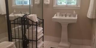 FURNISHED: Modern 6 Bdrm (7 beds) Home with BBQ, Foosball, HotTub & Private Pool - Close To Airport&Downtown Gallery 31