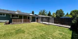 Pet-Friendly 4 Bedroom Home with Fenced Yard & Air Conditioning Gallery 11