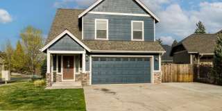 Cozy 3 Bed Home: New Carpet, Fully Fenced Yard & Near Old Mill Gallery 1