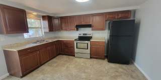 Spacious 2 Bed/ 1 Bath Triplex Apt. Trash and Lawn Included! Gallery 8