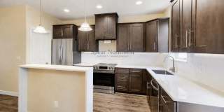 Freshly Remodeled 3-Story Townhome in a Gated Community — Blocks to MAX & Gresham Station Gallery 9