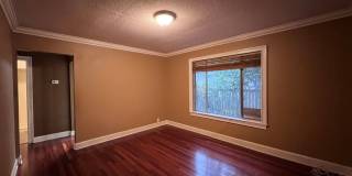 nice house with 2 sitting area and fenced patio Gallery 1
