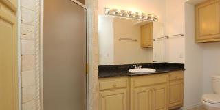 Beautiful large 2-bedroom 2 baths with 1 car garage in Mid Town Tulsa!! Gallery 51