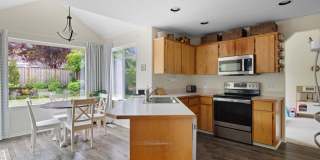Beautiful Modern Home with Large Back Yard Gallery 1