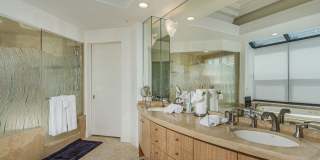 Exquisite Waterfront Gem. Gallery 25