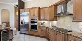 Stunning Lagoon Residence! Gallery 13