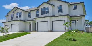 Hunters Ranch Beauty! 3 Bedrooms 2 1/2 Bath Townhome Gallery 1