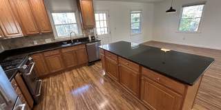 Room in 6 Bedroom Home at Oak Park Rd Gallery 32