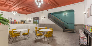 Vivian Vivian Gallery 17
