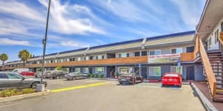 Del Amo Place Apartment Homes Gallery 2