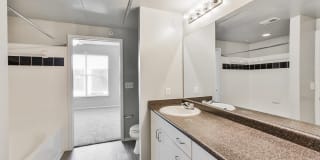 Metro Midtown Gallery 16