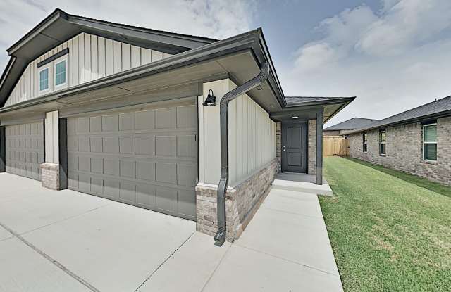 2 Bed 2 Bath with a 2 Car Garage Duplex with upgrades close to Broadway Extension, a short distance from Edmond and easy access to downtown OKC photos photos