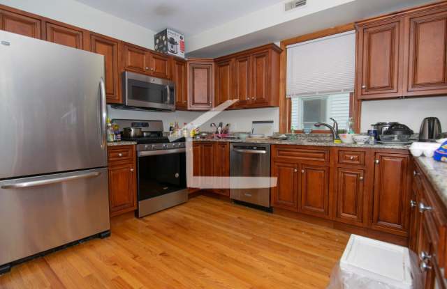 Renovated 4 Bed Steps From The Green Line photos photos