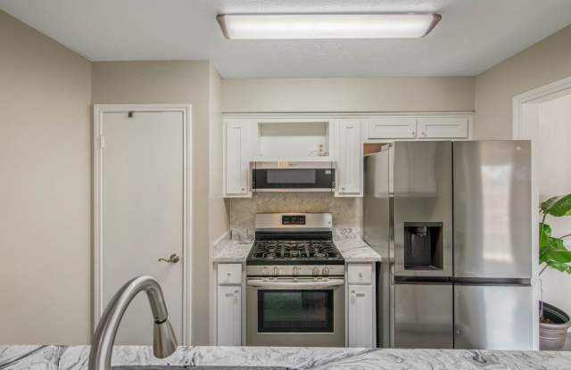 Adorably Updated 2/1 Townhome w/ Yard & Garage Available in April! Gallery 3