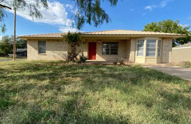 NEWLY UPDATED HOUSE! Spacious 4 bedroom 2 Bath Home! Gallery 1