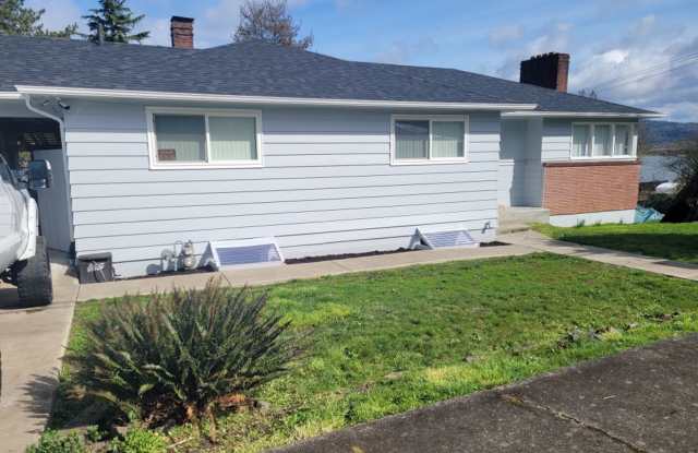 Move in ready rental in downtown Rainier with Columbia River views! photos photos